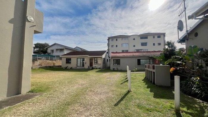 Uvongo Townhouse For Sale: 1 bed, beach proximity, parking, and local amenities.