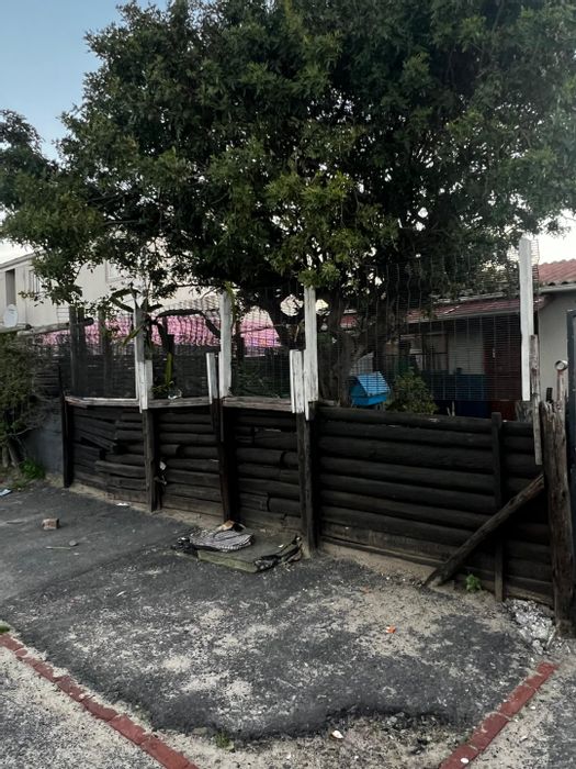 2-Bedroom House For Sale in Bellville South with large plot and renovation potential.