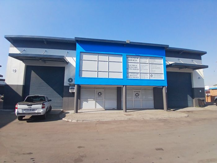 Industrial Warehouse to Rent in Silverton: Offices, bathrooms, and ample parking included.