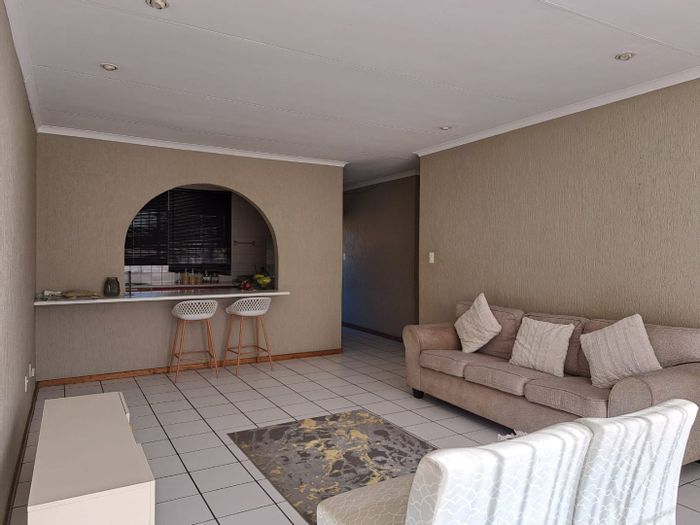 Atholl Apartment To Rent: 2 beds, pools, tennis court, gas kitchen, secure complex.