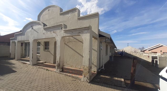 For Sale: House in Lourierpark with 8 bachelor units, prepaid electricity, R19,800 income.