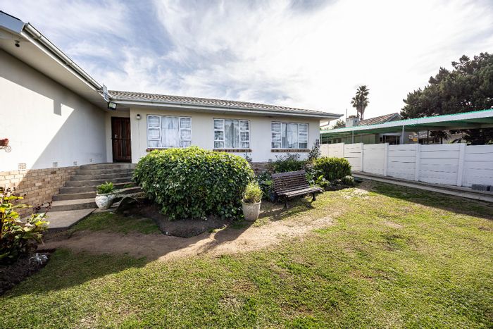 For Sale: Spacious Sunnyridge House with flats, pool, and ample parking.