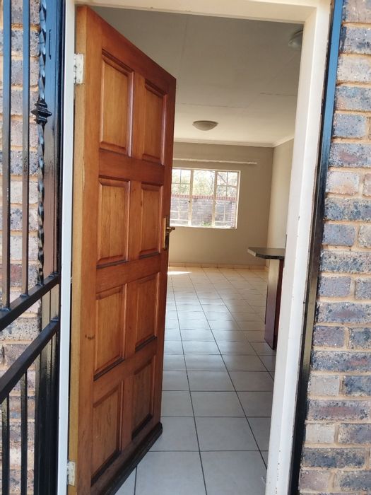Townhouse To Rent in The Orchards: 2 bedrooms, private garden, 24-hour security.