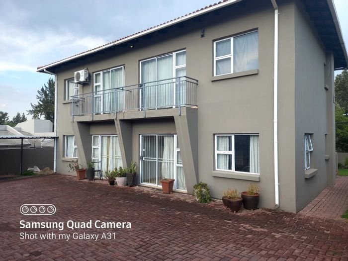 2-Bedroom Apartment To Rent in Paulshof, pet-friendly, fiber-ready, secure complex.