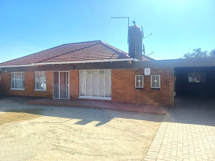 For Sale: House in Kempton Park Ext 2 with 4 cottages, high rental income.