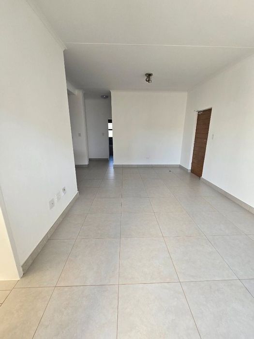 3 Bed, 2 Bath Apartment in Irene For Sale - Secure complex, pool, close to amenities.