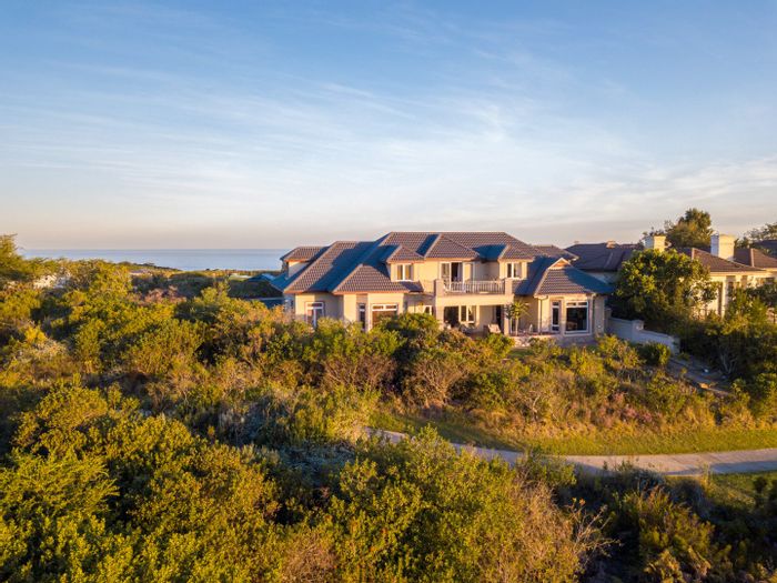 Pezula Golf Estate House For Sale: 4 beds, views, open-plan living, double garage.