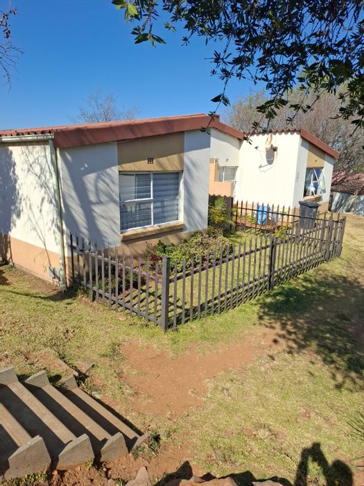 Ridgeway Townhouse To Rent: 3 bedrooms, pools, security, parking, near amenities.