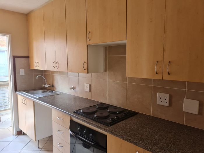 Bachelor Apartment For Sale in The Orchards: Secure estate, amenities, great investment.