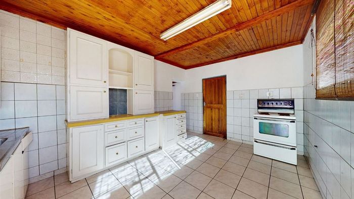 For Sale: House in Witfield with 3 bedrooms, 2 lounges, and secure parking.