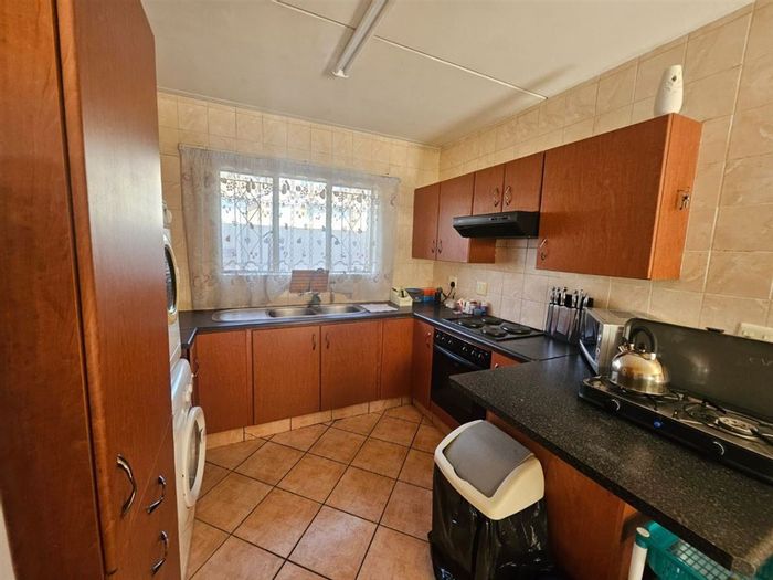 Cason Apartment For Sale: 3 bedrooms, open-plan living, secure parking available.