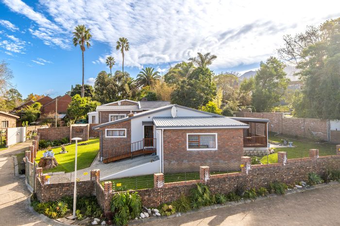 For Sale: House in Heatherlands with 3 beds, garden, and nearby amenities.