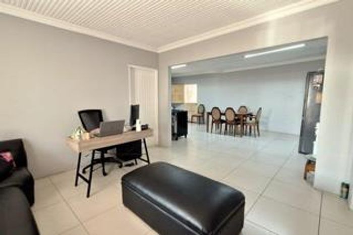 Heidedal House For Sale: 4 Bedrooms, 2 Bathrooms, Open Plan Living, Convenient Location.