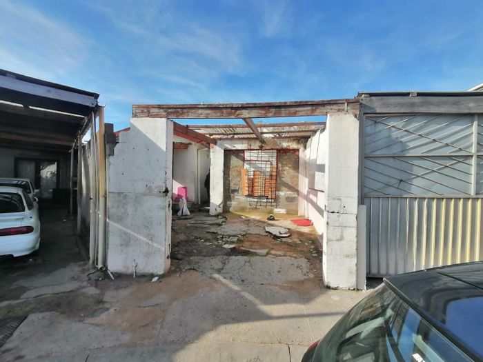 For Sale: House in Rocklands with renovation potential and prime location access.