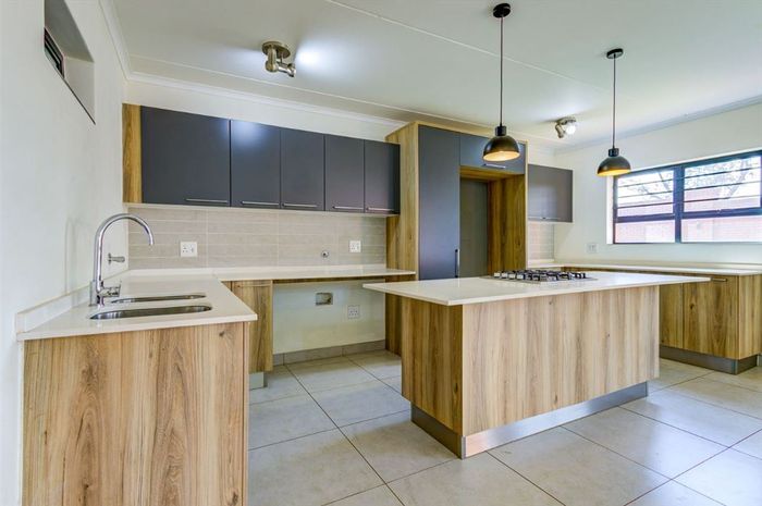 Witfontein Townhouse For Sale: 3 Bedrooms, 2 Bathrooms, Covered Parking, Low Maintenance.