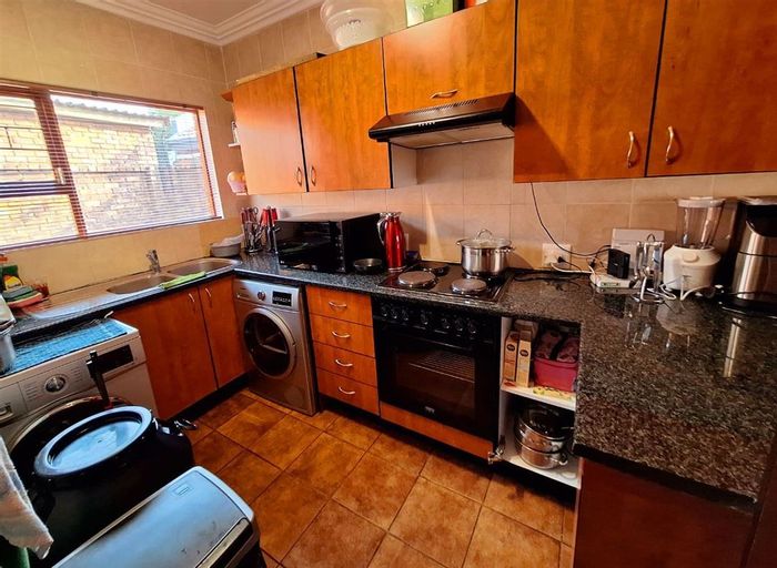 Bartlett Townhouse For Sale: 2 Bedrooms, pool, carport, ideal for families.