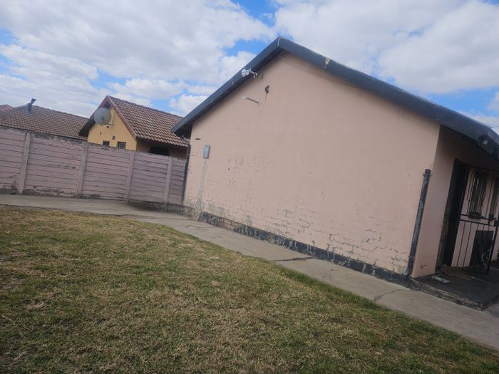 3-Bedroom House for Sale in Daveyton, near main routes and amenities.