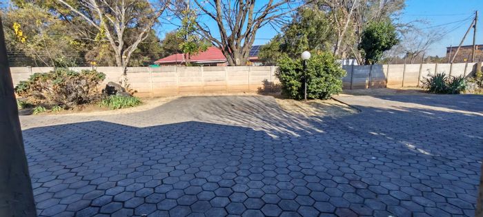 Celtisdal Apartment To Rent: 3 Bedrooms, pool access, secure complex, close to amenities.