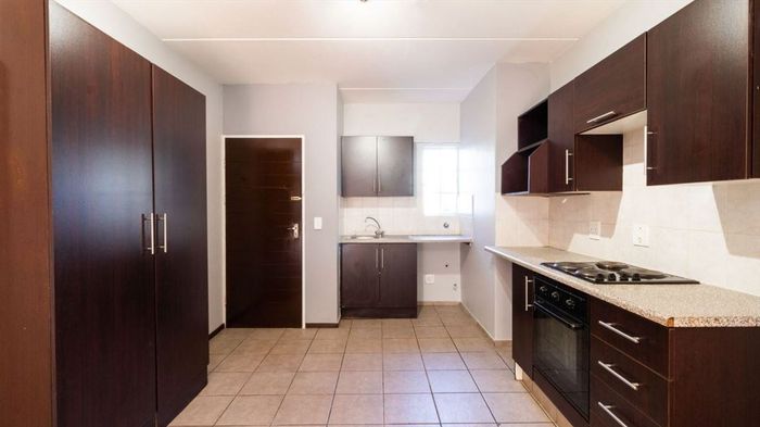 Brentwood Park Townhouse For Sale: 2 Bedrooms, Pool, Low-Maintenance Living.