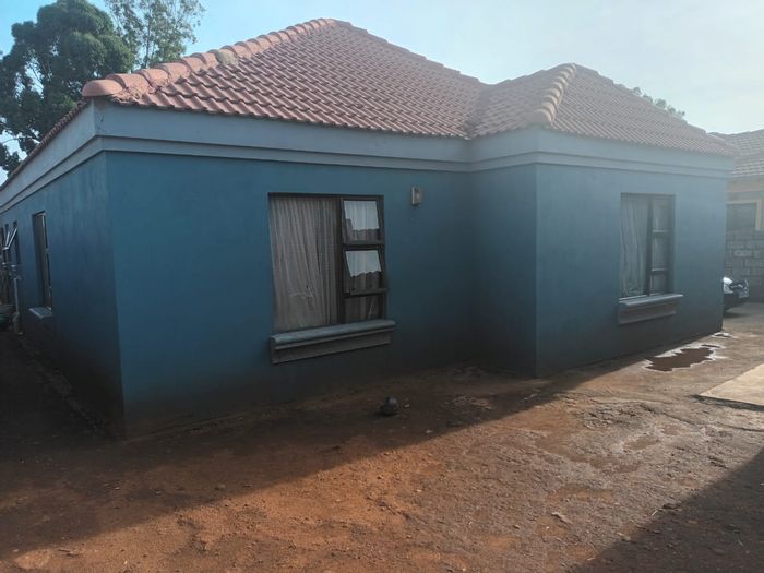 For Sale: 4-bedroom house in Vosloorus with ensuite, outside rooms, near amenities.