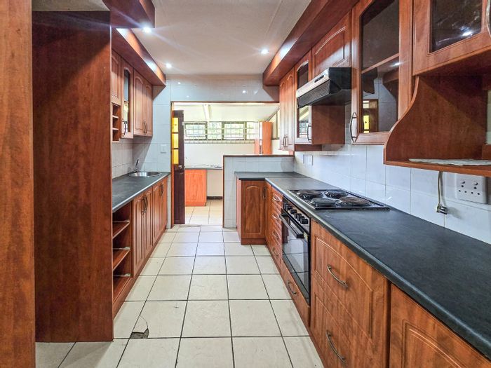 Anerley Townhouse For Sale: 2-bed, secure complex, pet-friendly, garage included.
