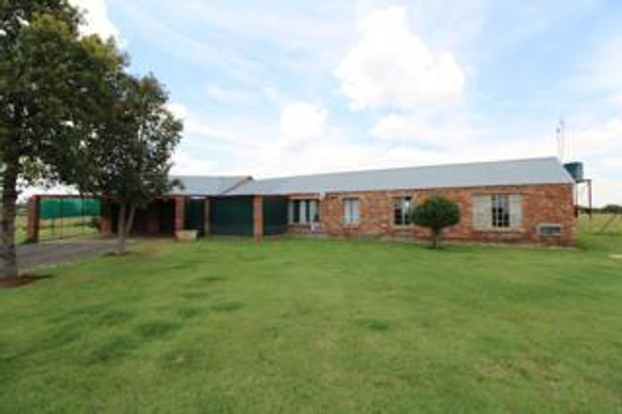 Farm for Sale in Bloemfontein Rural: 4.43 ha, 3 beds, water tank, workshop potential.