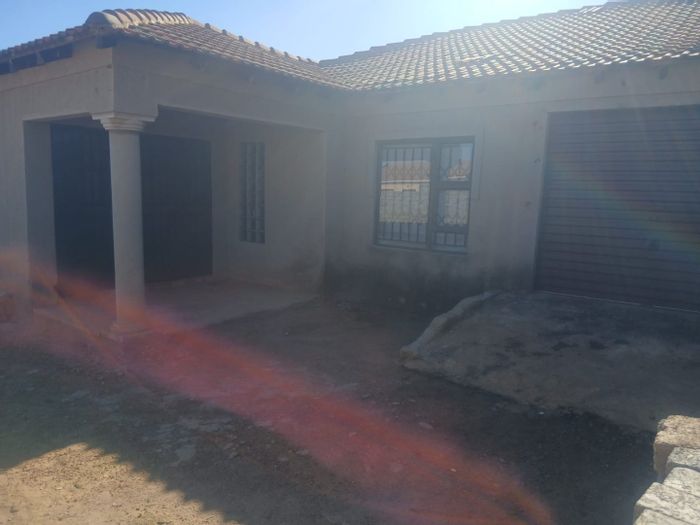House For Sale in Orange Farm: 3 Bedrooms, 3 Backrooms, Spacious Yard.