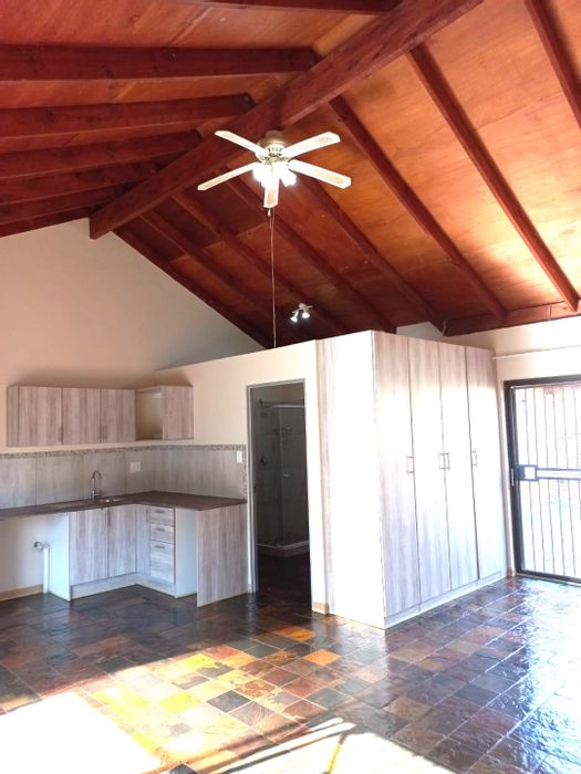 Heuweloord Apartment To Rent: Open-plan layout, private entrance, garden, secure parking.
