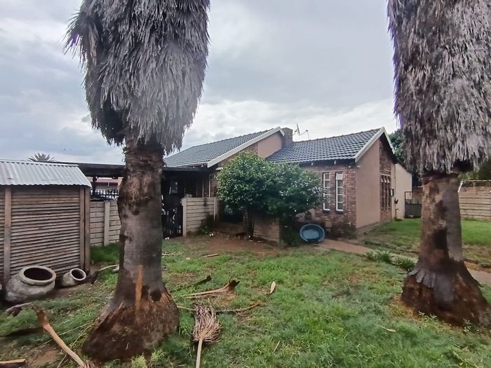 For Sale: 3-Bedroom House with Flat in Witbank Ext 41, Ideal for Families.