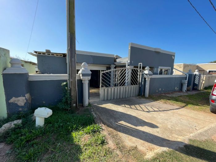 Kwadwesi House For Sale: 3 bedrooms, 1 bathroom, garage, and 3 flatlets.