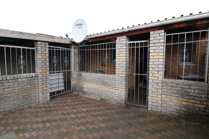 5-bedroom house in Lentegeur for sale with spacious living areas and secure parking.