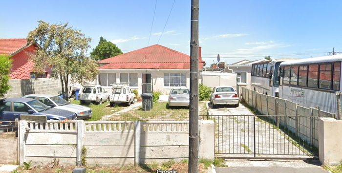 For Sale: House in Lotus River with 3 bedrooms, garage, and ample space.