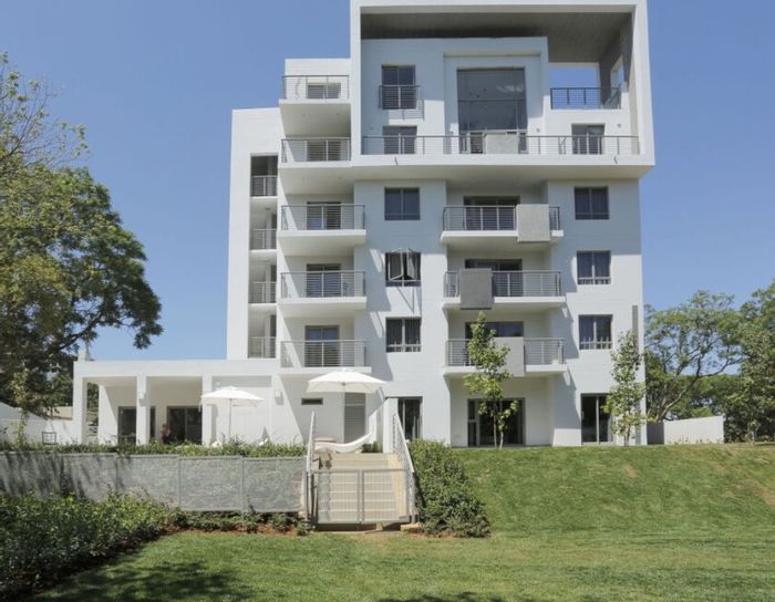 Rosebank Apartment For Sale: 2 beds, fitness center, pool, secure parking.