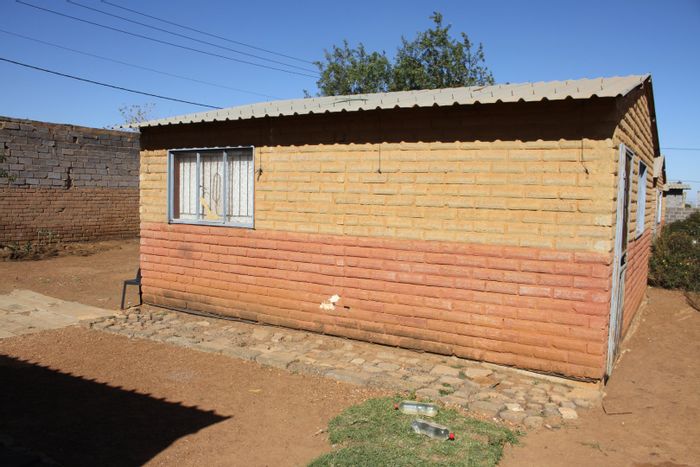 For Sale: House in Orange Farm with 2 bedrooms, open plan kitchen, and spacious stand.
