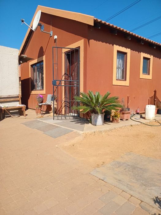For Sale: 2-Bedroom House in Olievenhoutbosch with Kitchen, Dining, and Flatlet.