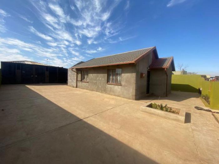For Sale: 2-Bedroom House in Vosloorus with Carport, Near Amenities and Freeway.