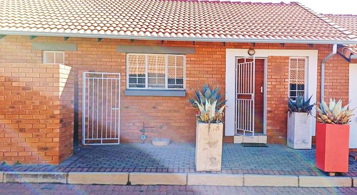 For Sale: 2-Bedroom Townhouse in Monavoni with Open-Plan Living and Security Features.