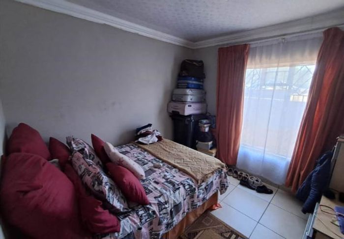 For Sale: House in Winnie Mandela with 3 bedrooms, flatlet, and garage.