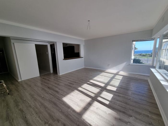 Mouille Point Apartment For Sale: Enclosed balcony, wheelchair-friendly, close to amenities.