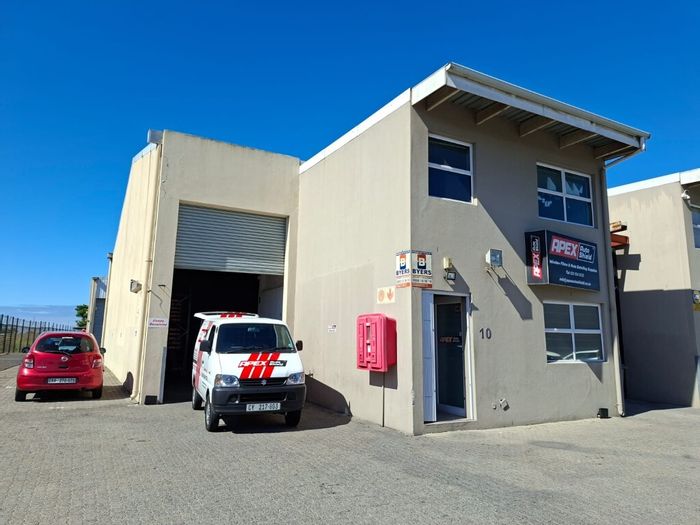 Industrial unit in Airport Industria to rent, featuring warehouse, office, and parking.