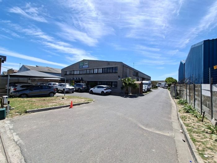 Industrial facility in Airport Industria to rent, featuring office space and secure yard.