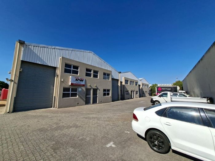 Industrial unit to rent in Airport Industria with office, warehouse, and parking.