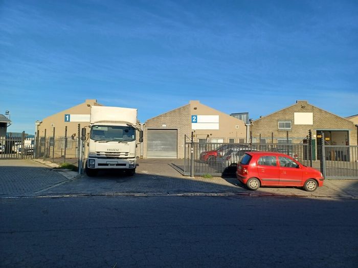 Industrial warehouse to rent in Airport Industria with secure access and three-phase power.