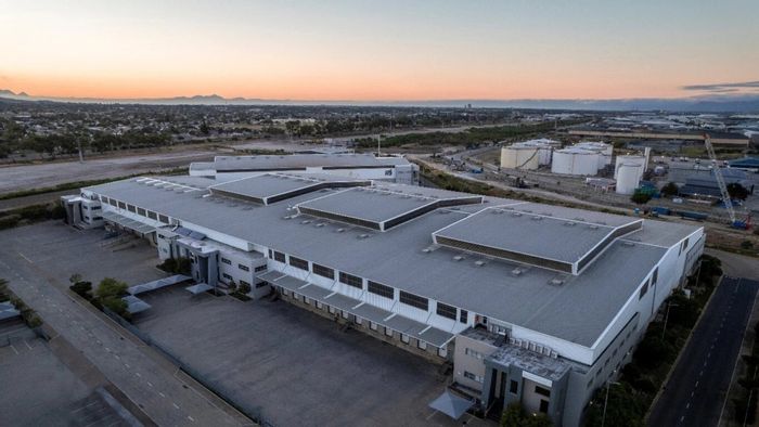 Industrial Space To Rent in Montague Park: 14,155 sqm with extensive loading facilities.