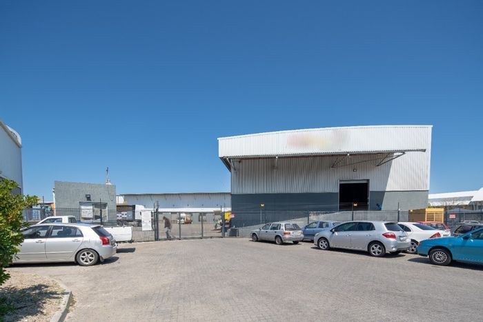 Industrial property in Airport Industria to rent, featuring extensive warehouse space and security.