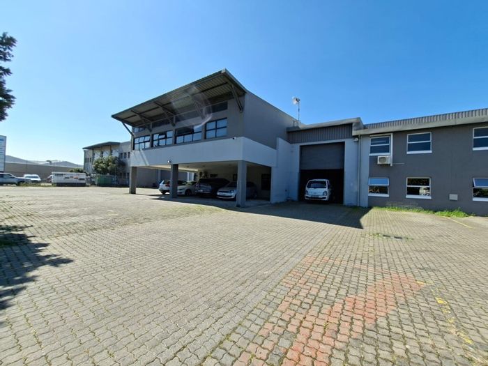 Industrial property for sale in Airport Industria with flexible configurations and ample amenities.