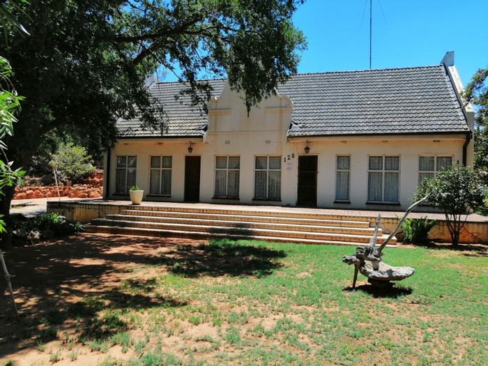 Charming Oudorp House for Sale: Spacious Yard, Development Potential, Prime Location!