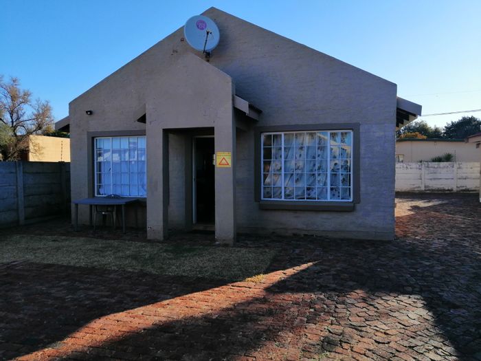 Secure Townhouse in Potchefstroom Central For Sale: 2 Bedrooms, Braai Area, Garages.