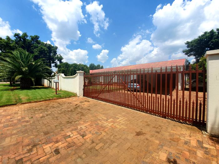 For Sale: House in Potchefstroom Central with income potential, flats, and amenities.