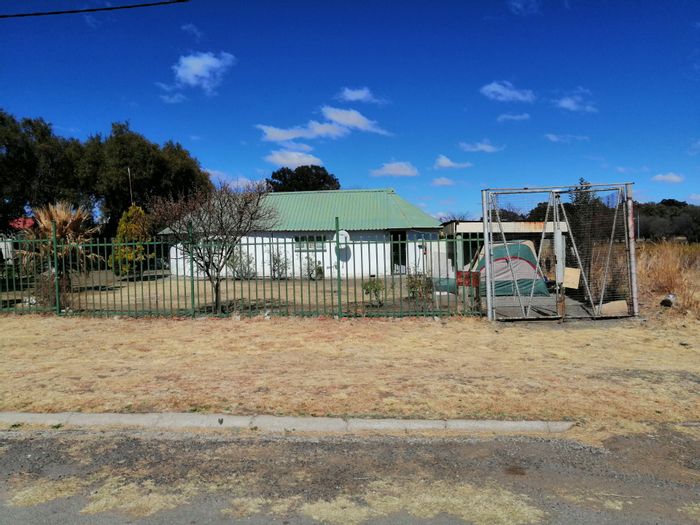 House for Sale in Ventersburg Central: Large yard, Rondawel, strong borehole.